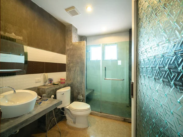 Badezimmer mit Toilette in warmem Licht. — Stockfoto