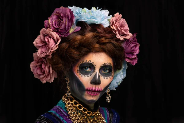 花冠に砂糖の頭蓋骨の化粧をした女性のクローズアップ肖像画 ハロウィンのコンセプト — ストック写真