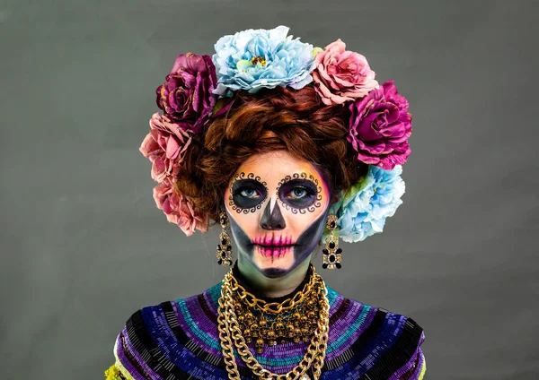 花冠に砂糖の頭蓋骨の化粧をした女性のクローズアップ肖像画 ハロウィンのコンセプト — ストック写真