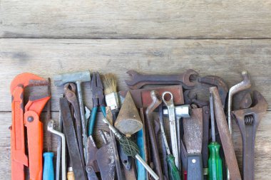 Ahşap arkaplanda eski çalışma araçları.