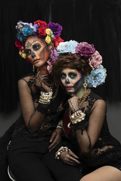 花冠に砂糖の頭蓋骨の化粧をした女性モデル ハロウィンのコンセプト — ストック写真
