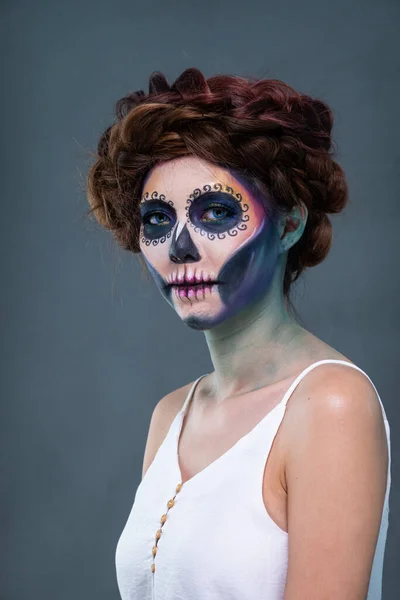 砂糖の頭蓋骨の化粧をした女性のクローズアップ肖像画 ハロウィンのコンセプト — ストック写真