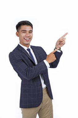 Kopya alanı ile beyaz arka plan üzerinde izole gösteren el ve parmak ile Asyalı yakışıklı genç iş adamı