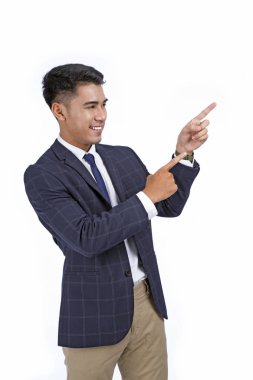 Kopya alanı ile beyaz arka plan üzerinde izole gösteren el ve parmak ile Asyalı yakışıklı genç iş adamı