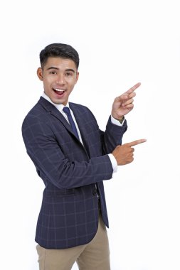 Kopya alanı ile beyaz arka plan üzerinde izole gösteren el ve parmak ile Asyalı yakışıklı genç iş adamı