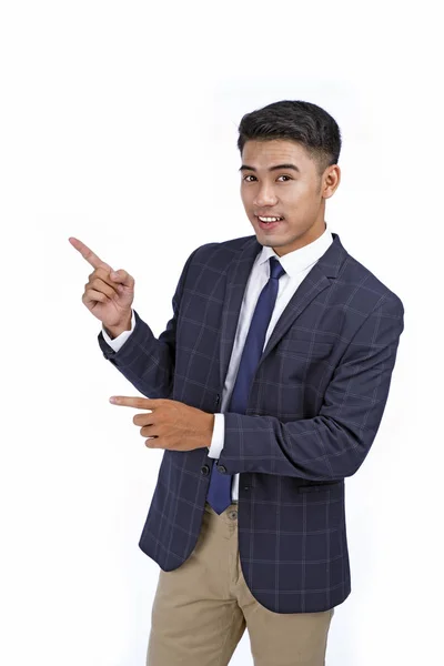 Asijský pohledný mladý obchodní muž s rukou a prstem ukazující na bílém pozadí s prostorem pro kopírování — Stock fotografie