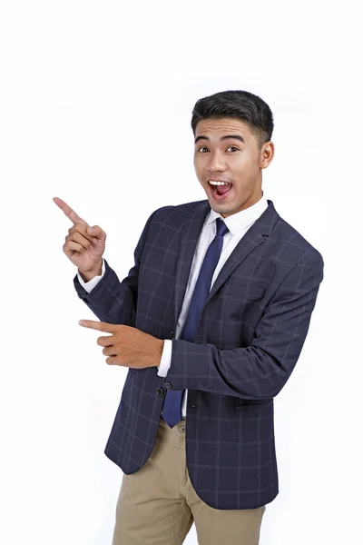 Asiatico bello giovane uomo d'affari con mano e dito mostrando isolato su sfondo bianco con spazio copia — Foto Stock