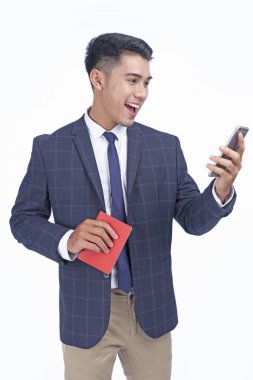 Kopya alanı ile beyaz arka plan izole pasaport ve akıllı telefon ile Asyalı genç yakışıklı iş adamı