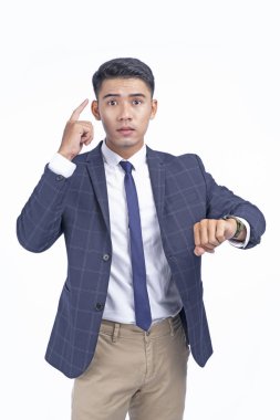 Akıllı saat beyaz arka plan üzerinde fotokopi alanı ile izole ile Asyalı genç yakışıklı iş adamı