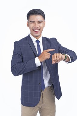 Akıllı saat beyaz arka plan üzerinde fotokopi alanı ile izole ile Asyalı genç yakışıklı iş adamı