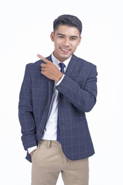 El gösteren Asya genç yakışıklı iş adamı, kopya alanı ile beyaz arka plan izole