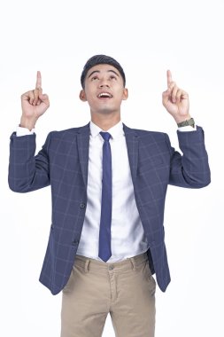 El gösteren Asya genç yakışıklı iş adamı, kopya alanı ile beyaz arka plan izole