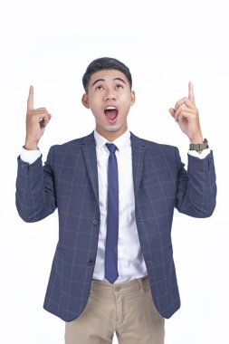 El gösteren Asya genç yakışıklı iş adamı, kopya alanı ile beyaz arka plan izole