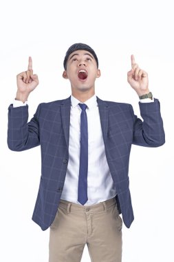 El gösteren Asya genç yakışıklı iş adamı, kopya alanı ile beyaz arka plan izole