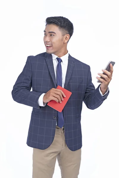 Asian młody przystojny biznes człowiek z paszport i inteligentny telefon odizolowany na białym tle z kopią przestrzeni — Zdjęcie stockowe