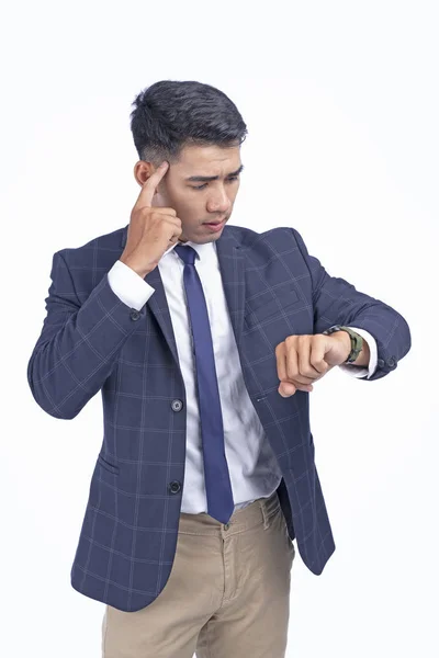 Ázsiai fiatal jóképű üzletember intelligens nézni elszigetelt fehér háttér másolási tér — Stock Fotó