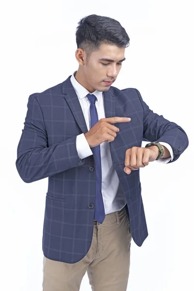 Азіатський молодий красивий бізнес чоловік зі смарт-Годинники ізольовані на білому фоні з копіюванням простору — стокове фото