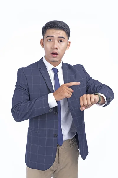 Asiático joven guapo hombre de negocios con reloj inteligente aislado sobre fondo blanco con espacio de copia — Foto de Stock