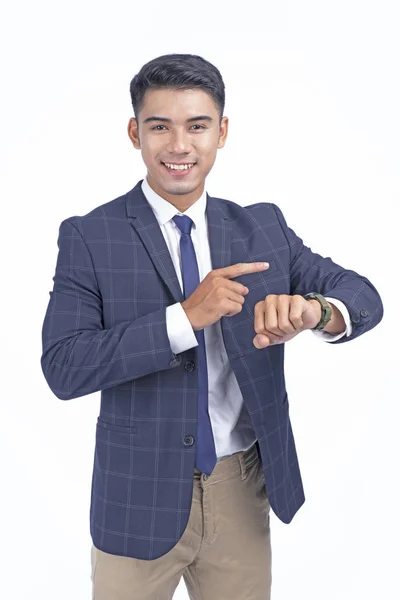 Asiático jovem homem de negócios bonito com relógio inteligente isolado no fundo branco com espaço de cópia — Fotografia de Stock