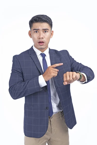 Asian młody przystojny biznes człowiek z inteligentny zegarek odizolowany na białym tle z kopią przestrzeni — Zdjęcie stockowe