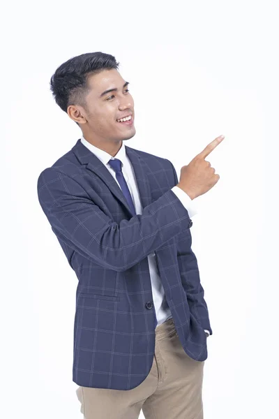 Asiático jovem homem de negócios bonito com mão mostrando, isolado no fundo branco com espaço de cópia — Fotografia de Stock