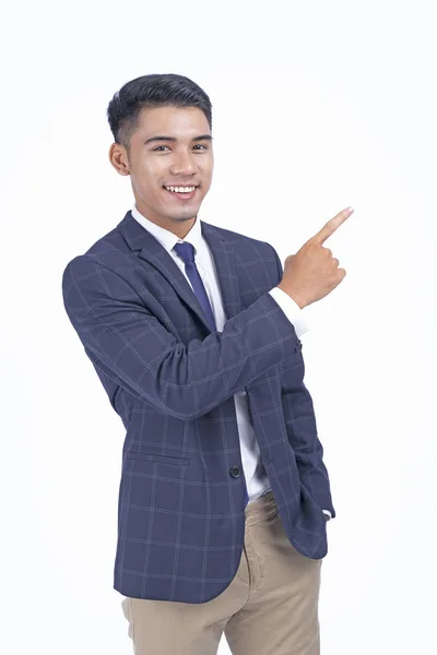 Asiatisk ung snygg affärsman med hand visar, isolerad på vit bakgrund med kopierings utrymme — Stockfoto