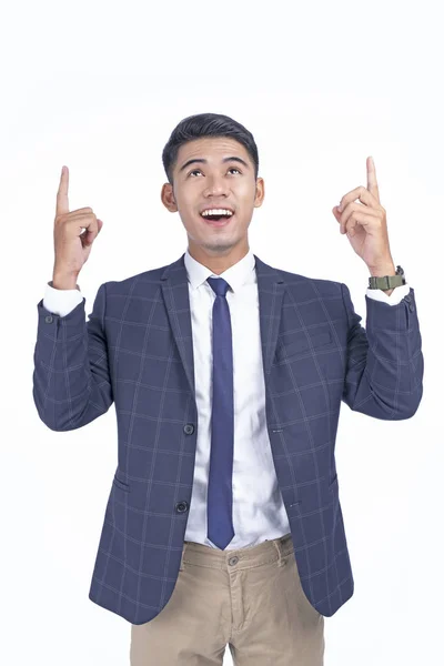 Asiático jovem homem de negócios bonito com mão mostrando, isolado no fundo branco com espaço de cópia — Fotografia de Stock