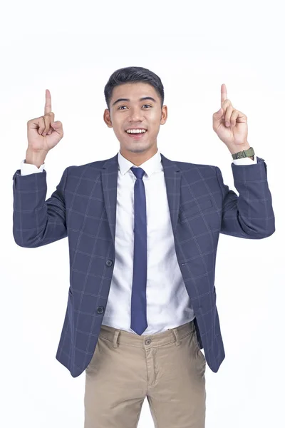 Ázsiai fiatal jóképű üzletember kézzel mutatja, elszigetelt fehér háttér másolási tér — Stock Fotó