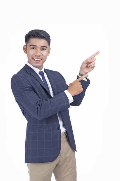 Asiatique jeune homme d'affaires beau avec la main montrant, isolé sur fond blanc avec espace de copie — Photo