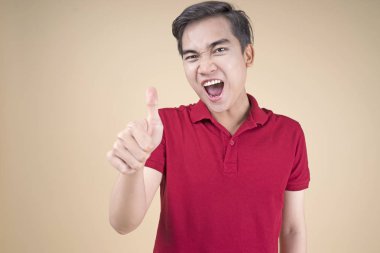 Asyalı genç yakışıklı ve neşeli erkek öğrenci el hareketi ile