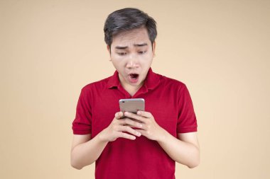 Asya genç yakışıklı ve neşeli erkek öğrenci el hareketi ve yüz ifadesi ile