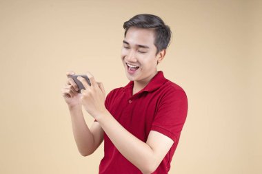 Asya genç yakışıklı ve neşeli erkek öğrenci el hareketi ve yüz ifadesi ile