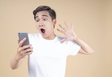 Asya genç yakışıklı ve neşeli erkek öğrenci el hareketi ve yüz ifadesi ile