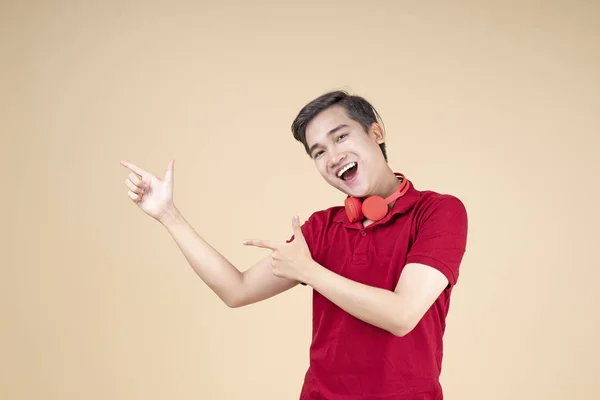 Aziatische jonge knappe en vrolijke mannelijke student met hand gebaar — Stockfoto
