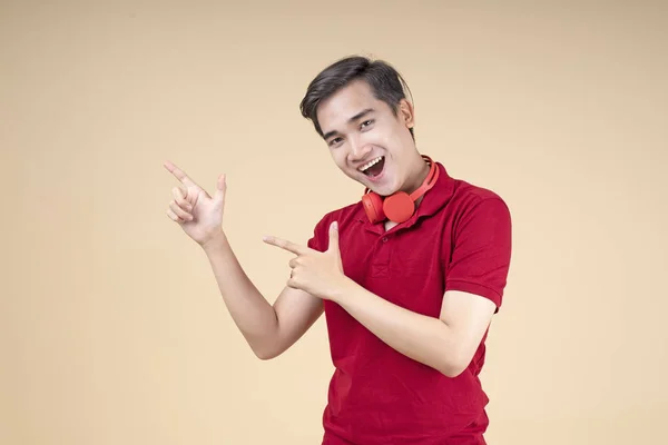 Азиатский молодой красивый и веселый студент-мужчина с жестом рукой — стоковое фото