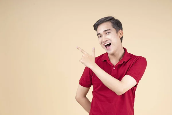 Aziatische jonge knappe en vrolijke mannelijke student met hand gebaar — Stockfoto