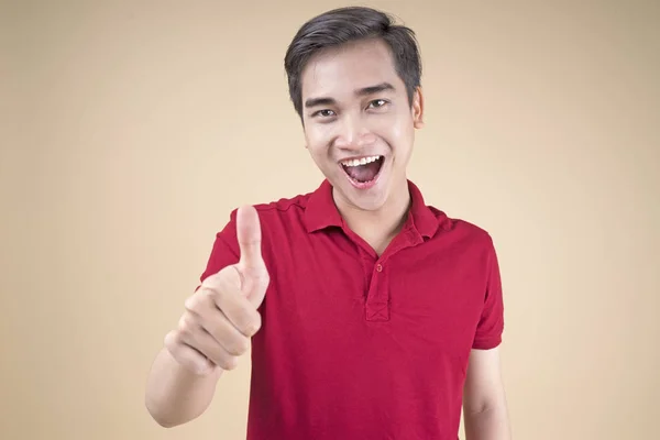 Asiático jovem bonito e alegre estudante masculino com gesto de mão — Fotografia de Stock