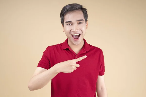 Asiatische junge gut aussehende und fröhliche männliche Schüler mit Handgesten und Gesichtsausdruck — Stockfoto