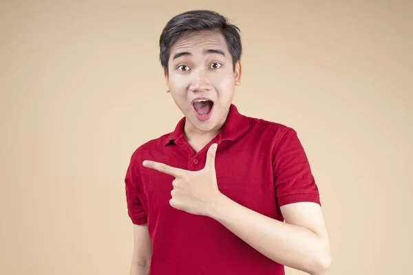 Asian young handsome and cheerful male student with hand gesture and face expression — Stock Photo, Image