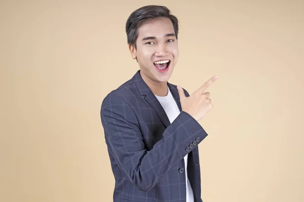 Asiático jovem bonito e alegre estudante masculino com gesto de mão e expressão facial — Fotografia de Stock