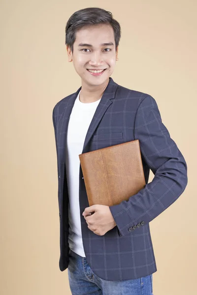 Asijský mladý pohledný a veselý mužský student s ručním gestem a výrazem obličeje — Stock fotografie