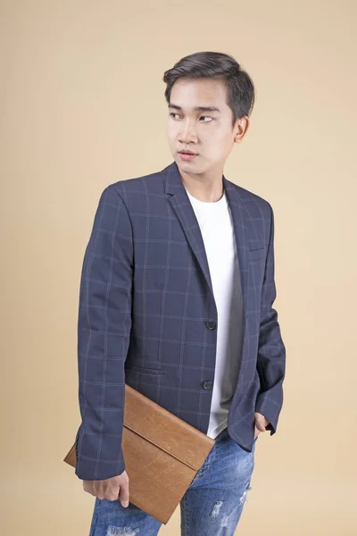 Asijský mladý pohledný a veselý mužský student s ručním gestem a výrazem obličeje — Stock fotografie