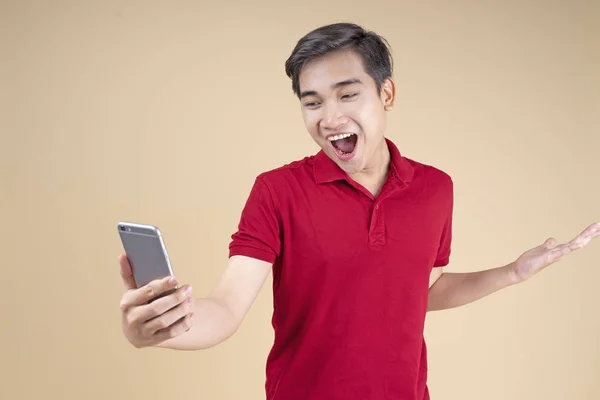 Asijský mladý pohledný a veselý mužský student s ručním gestem a výrazem obličeje — Stock fotografie