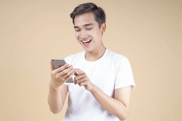 Asiático jovem bonito e alegre estudante masculino com gesto de mão e expressão facial — Fotografia de Stock