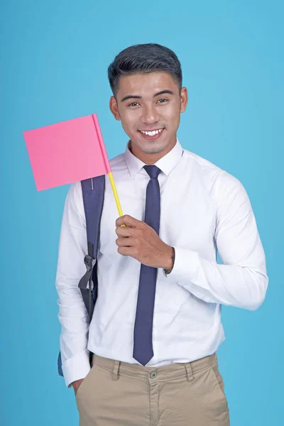 Asiatico giovane studente bello con libro e bandiera bianca, su sfondo azzurro — Foto Stock