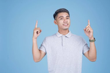 Açık mavi arka plan akıllı saat ile Asyalı genç yakışıklı öğrenci