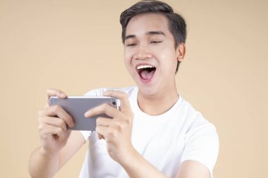 Asyalı genç yakışıklı ve neşeli erkek öğrenci el hareketi ile