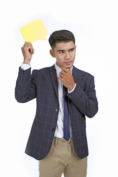 Азиатский привлекательный молодой бизнесмен держит концепцию пузыря речи — стоковое фото