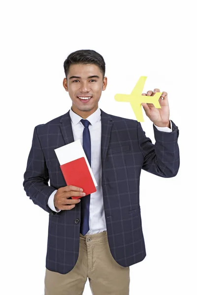 Азиатский привлекательный молодой бизнесмен с паспортом и самолетом — стоковое фото