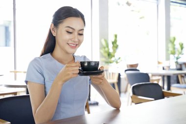 Asya oldukça çekici kadın coff dizüstü bilgisayar üzerinde çalışıyor